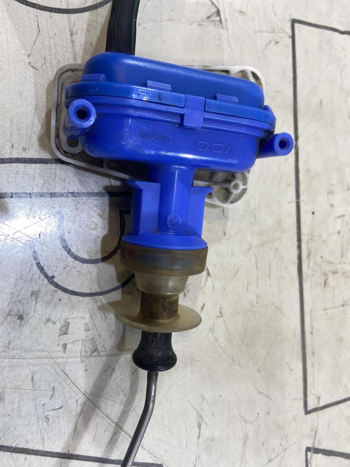 Клапан регулировочный двери задней левый правый 893862153D Audi 80 B3