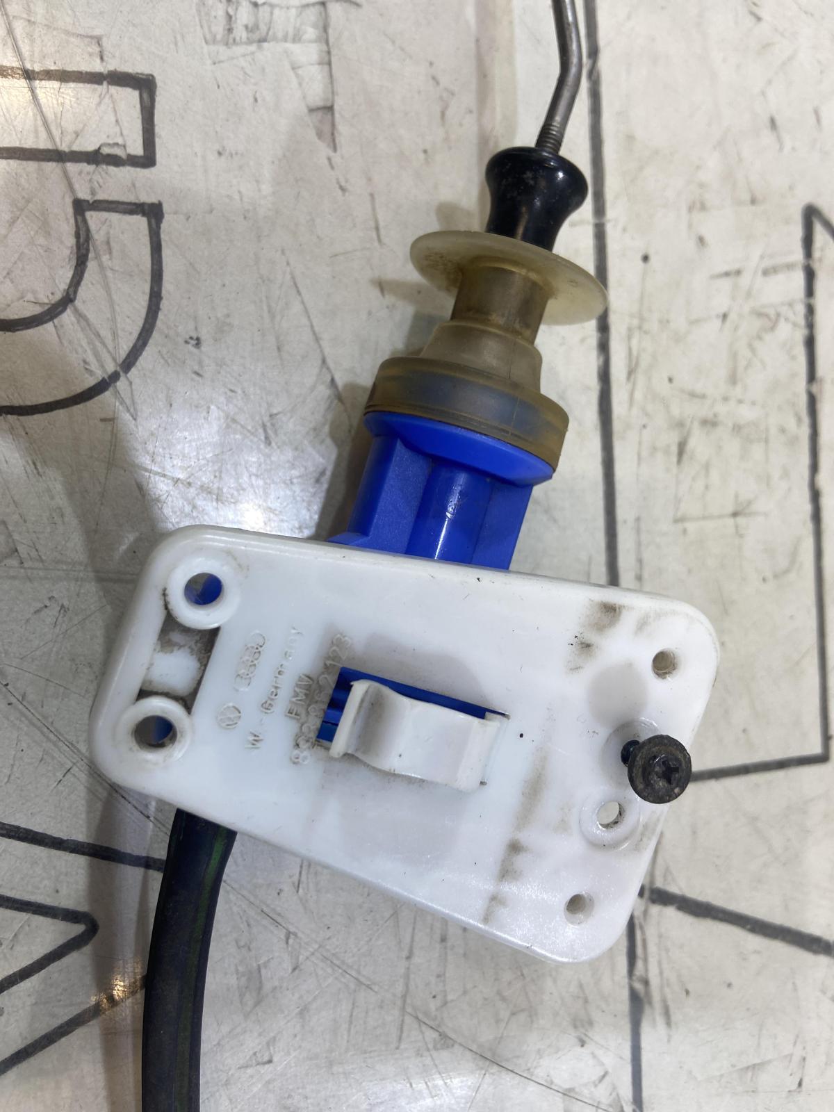 Клапан регулировочный двери задней левый правый 893862153D Audi 80 B3