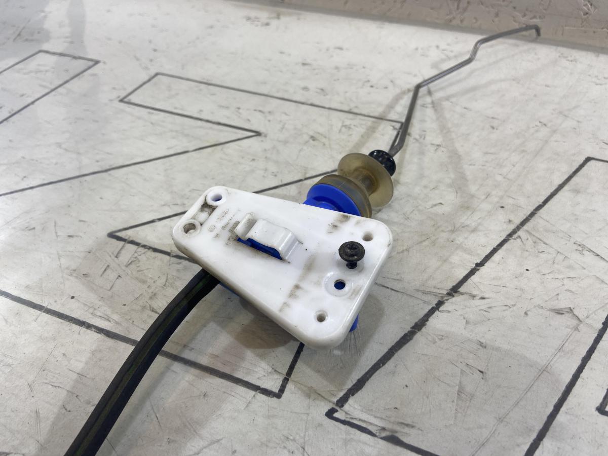 Клапан регулировочный двери задней левый правый 893862153D Audi 80 B3