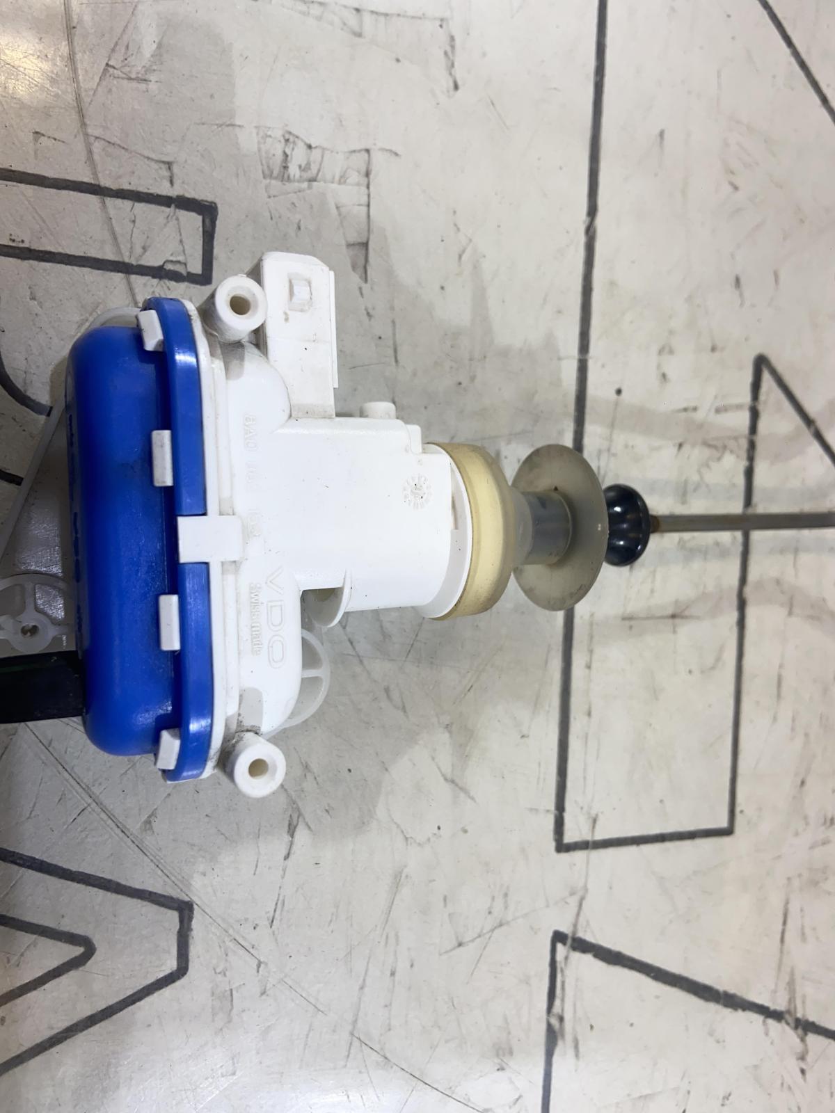 Клапан управления для двери водителя и пассажира 8A0862153 Audi 80 B4