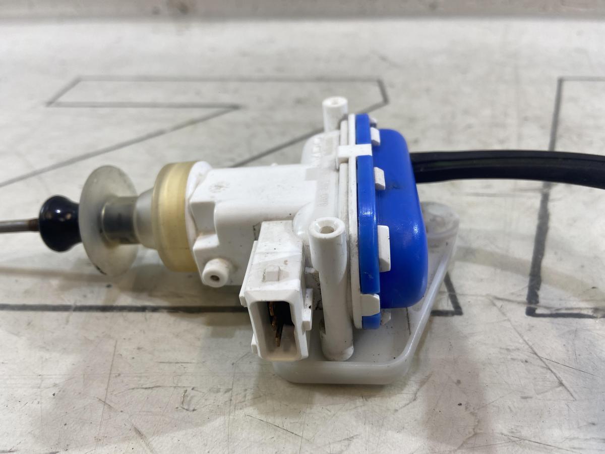 Клапан управления для двери водителя и пассажира 8A0862153 Audi 80 B4