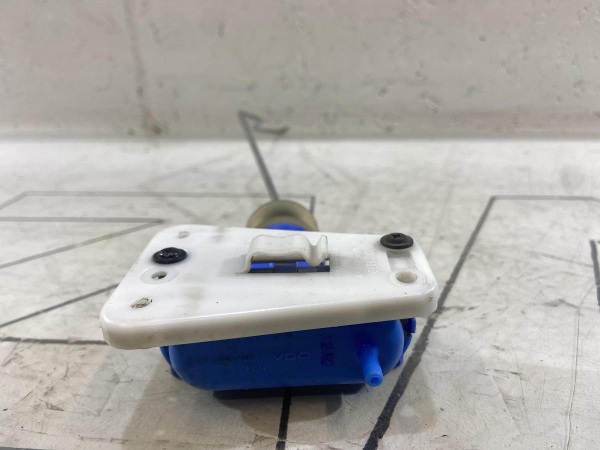 Клапан регулировочный двери задней левый правый 893862153D Audi 80 B3