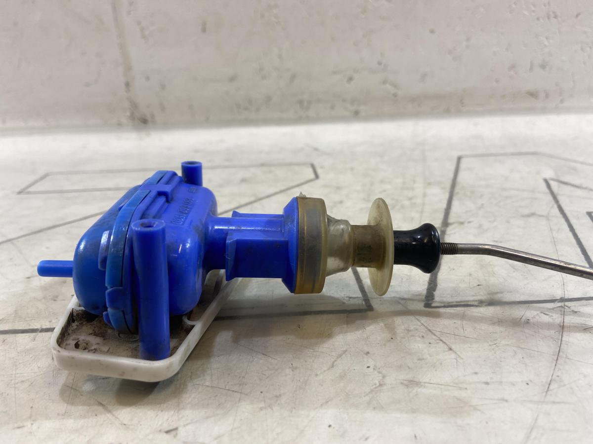 Клапан регулировочный двери задней левый правый 893862153D Audi 80 B3