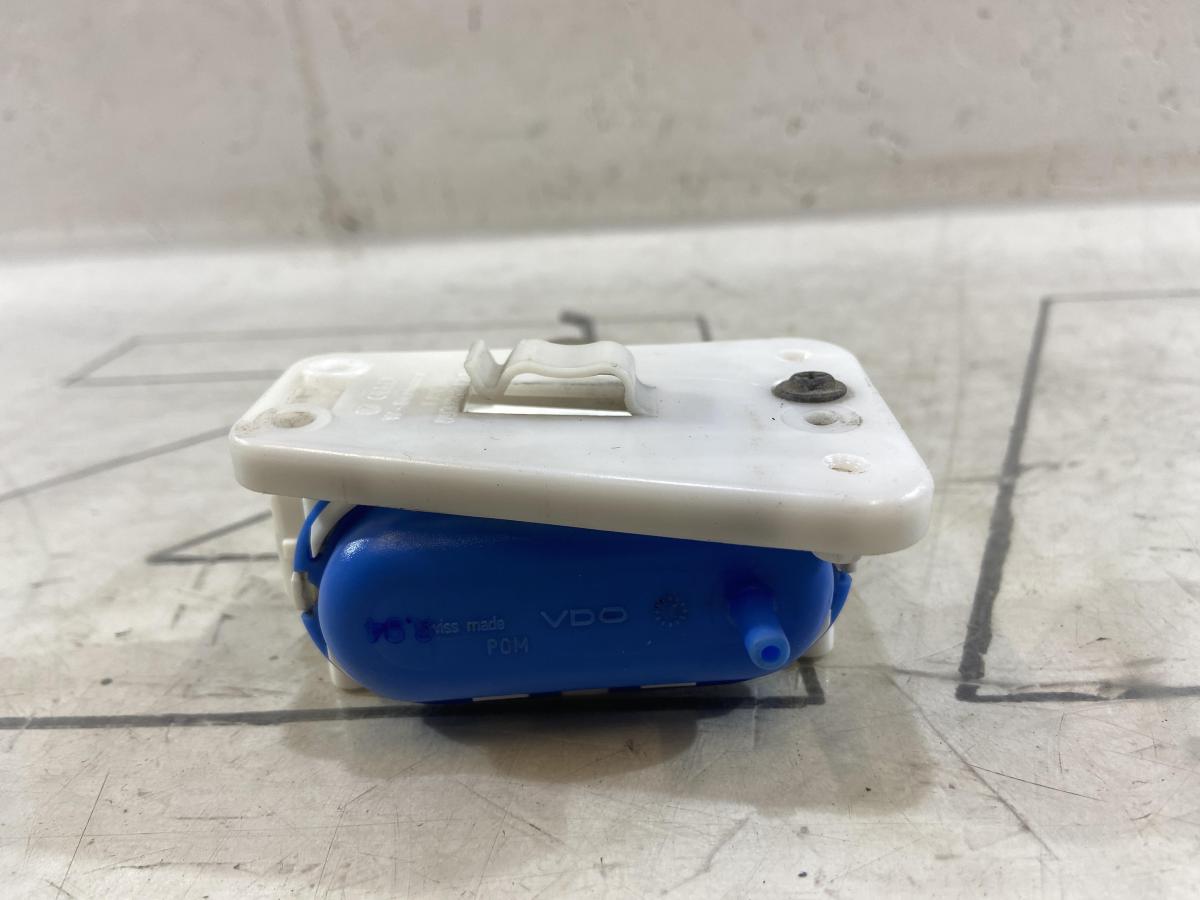 Клапан управления для двери водителя и пассажира 8A0862153 Audi 80 B4