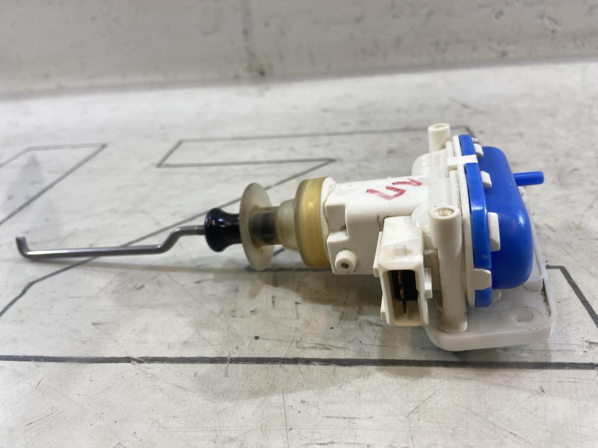 Клапан управления для двери водителя и пассажира 8A0862153 Audi 80 B4