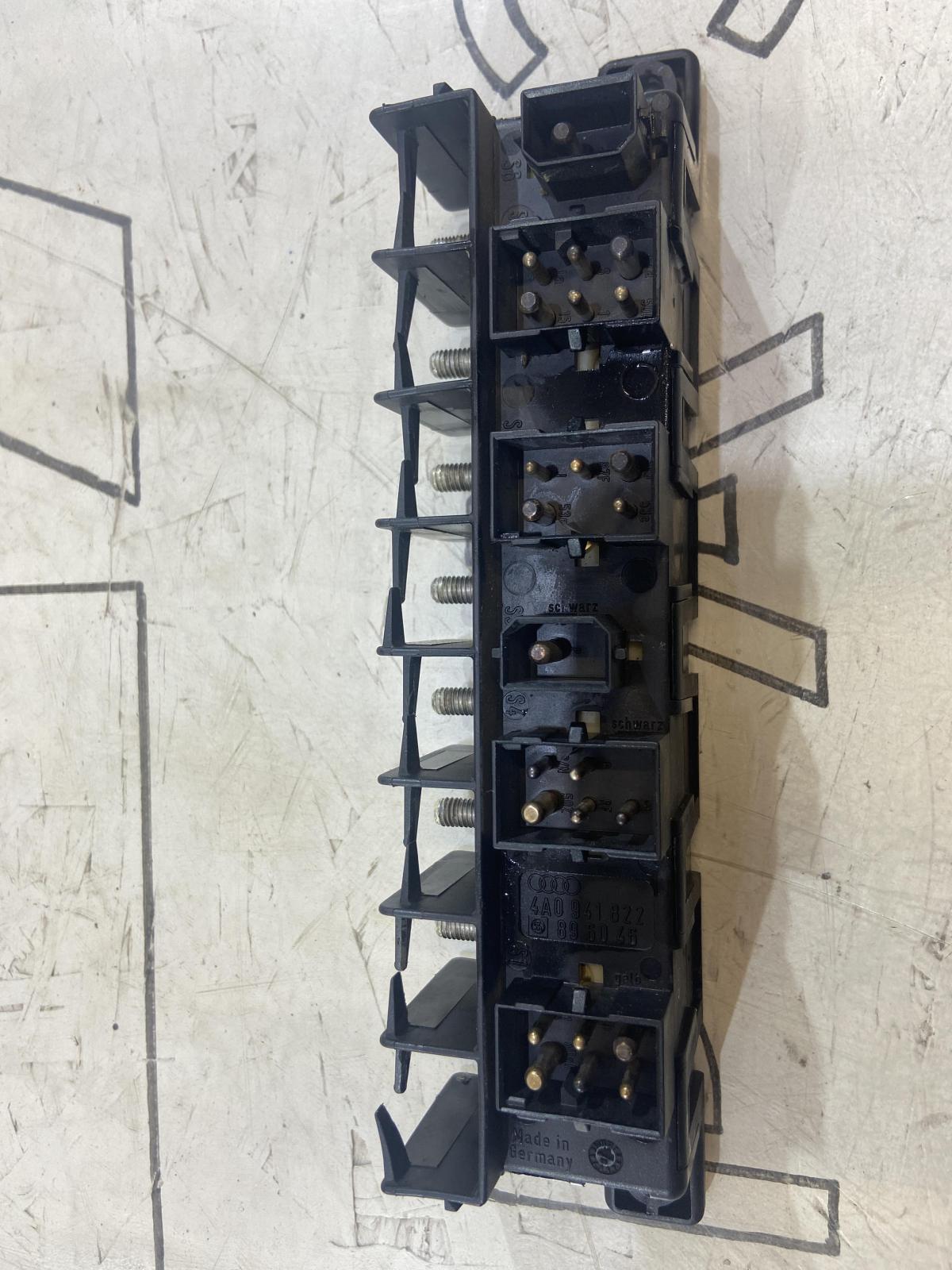 Блок предохранителей (блок реле) 4A0941822 Audi A6 C4