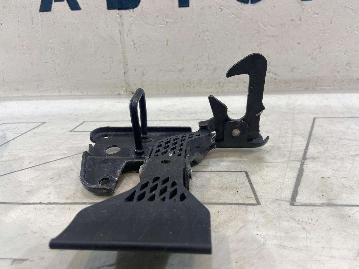 Стопорный крюк 8E0823480E Audi A4 B6