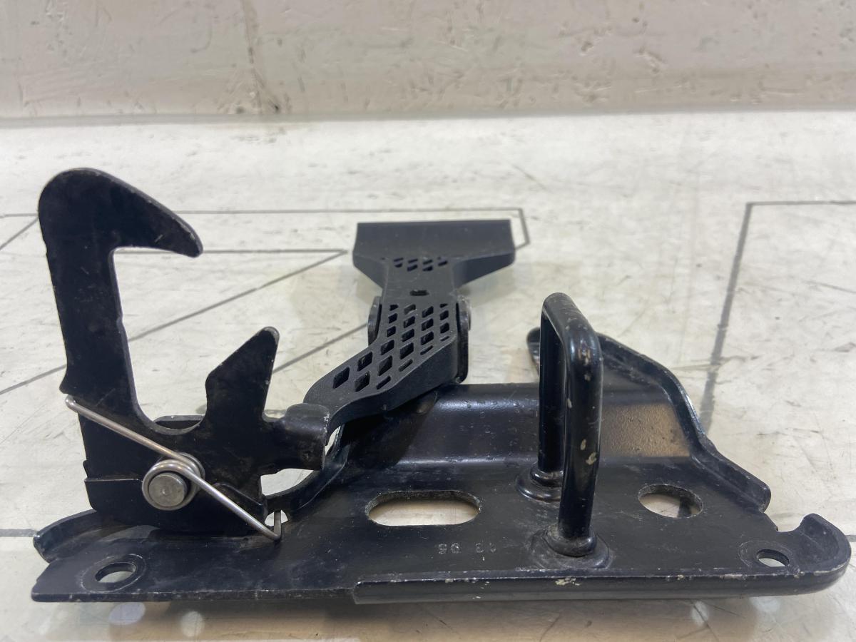 Стопорный крюк 8E0823480E Audi A4 B6