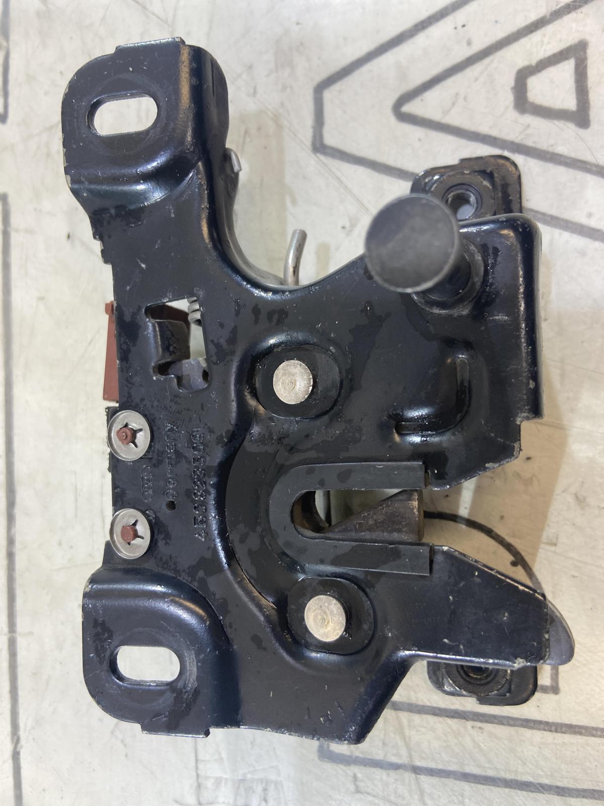 Замок капота 4B0823509 Audi A6 C5