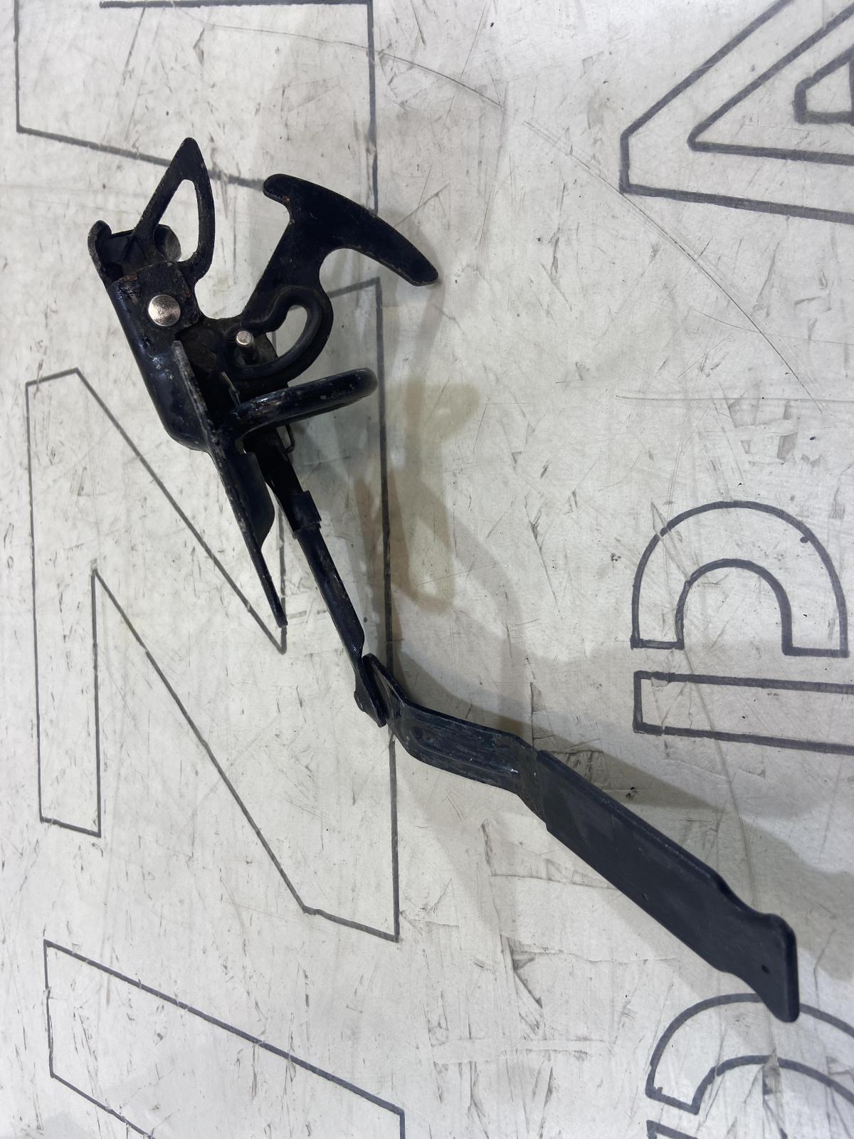 Стопорный крюк 4B3823480F Audi S6 C5