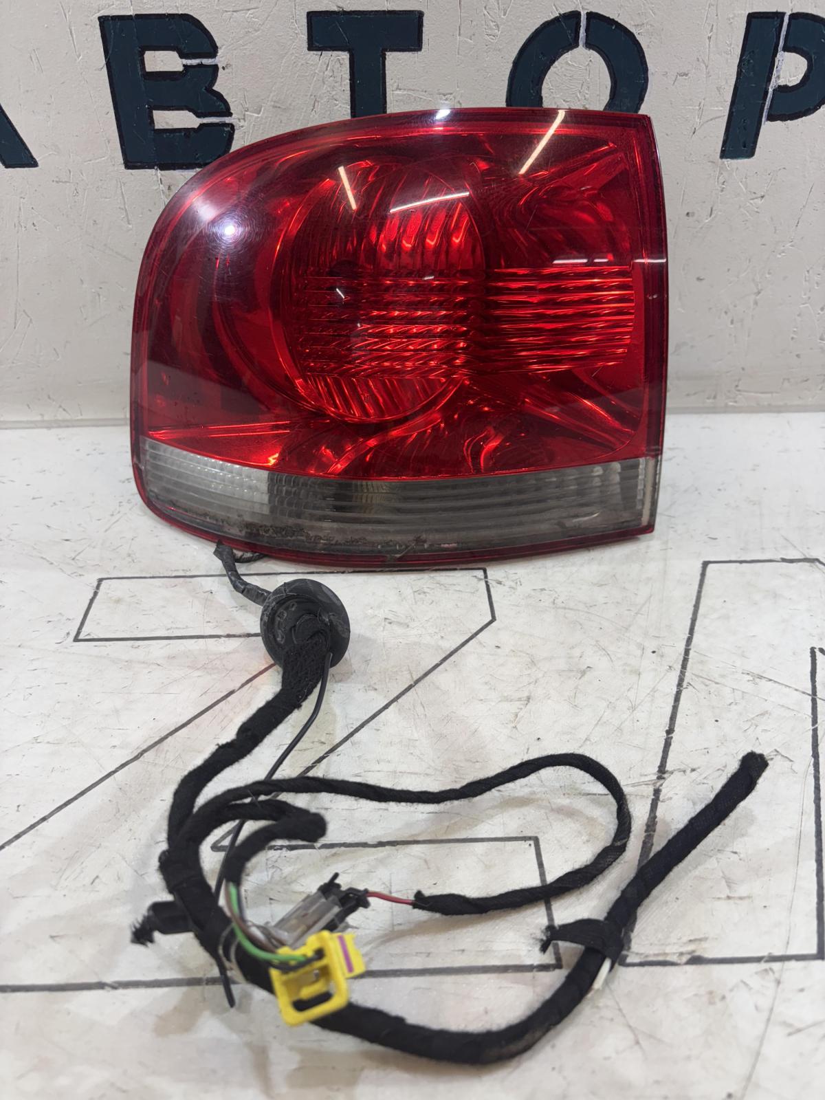 Фонарь левый 7L6945095K Volkswagen Touareg I