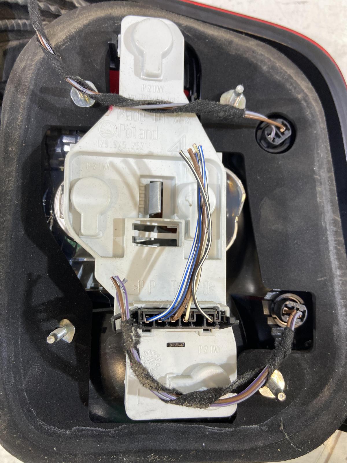 Фонарь задний правый 1Z9945095A Skoda Octavia II рест