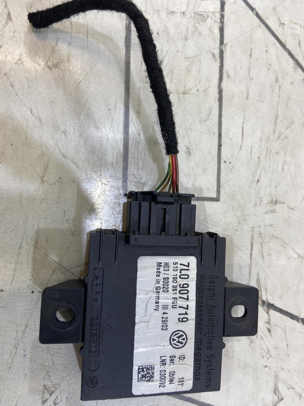 Блок управления защиты отнесанкц. буксировки и угона  Volkswagen Touareg I