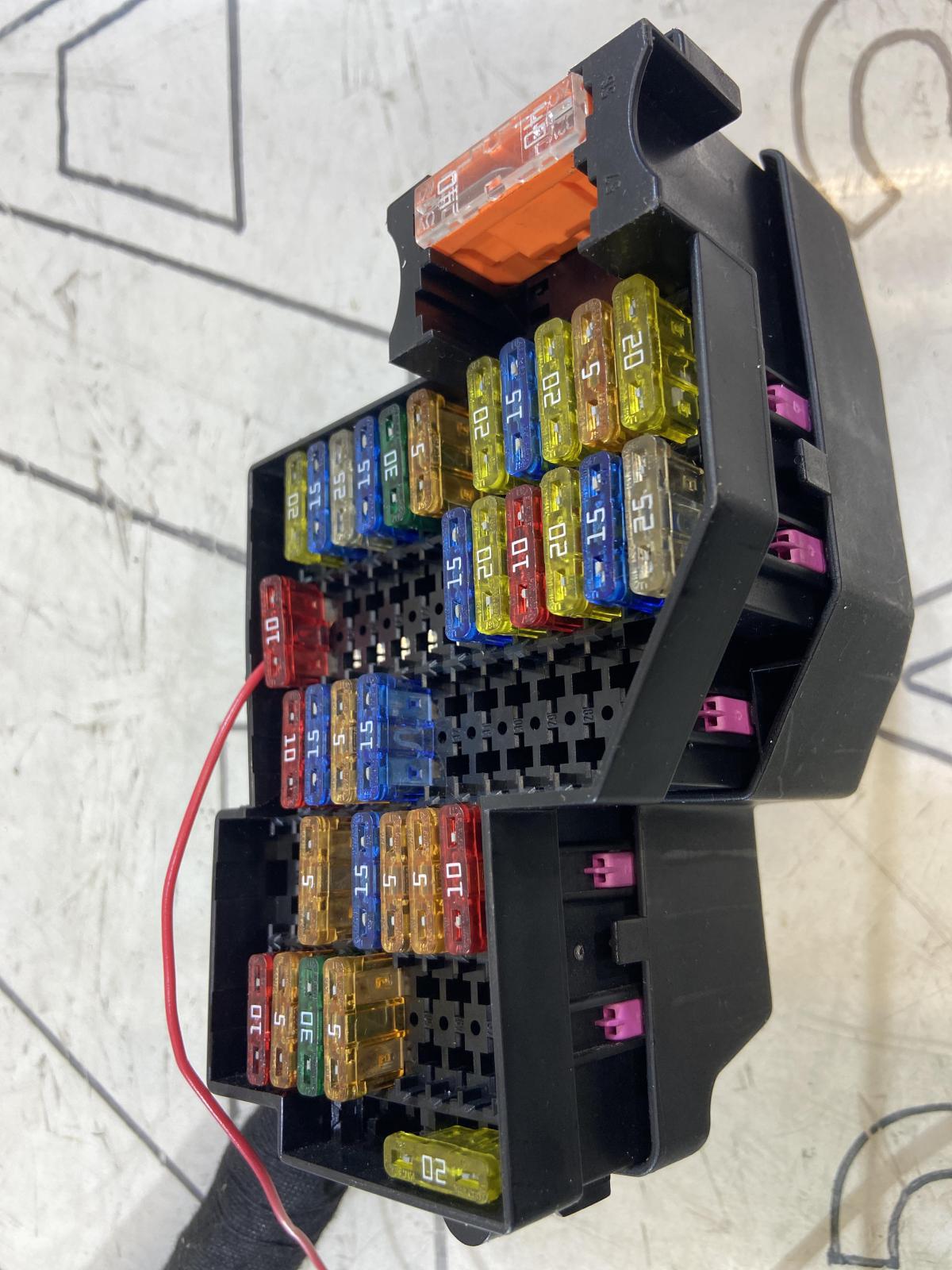 Блок предохранителей 7L0941828B Volkswagen Touareg I