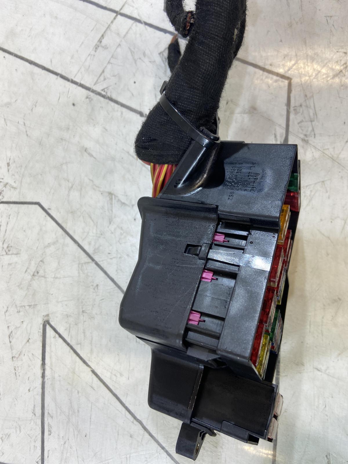 Блок предохранителей 7L0941828A Volkswagen Touareg I