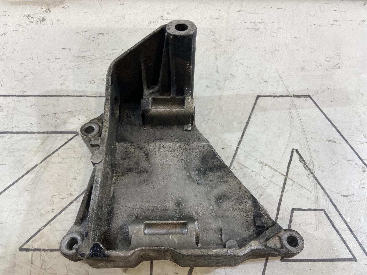 Кронштейн генератора 070903143C Volkswagen Touareg I