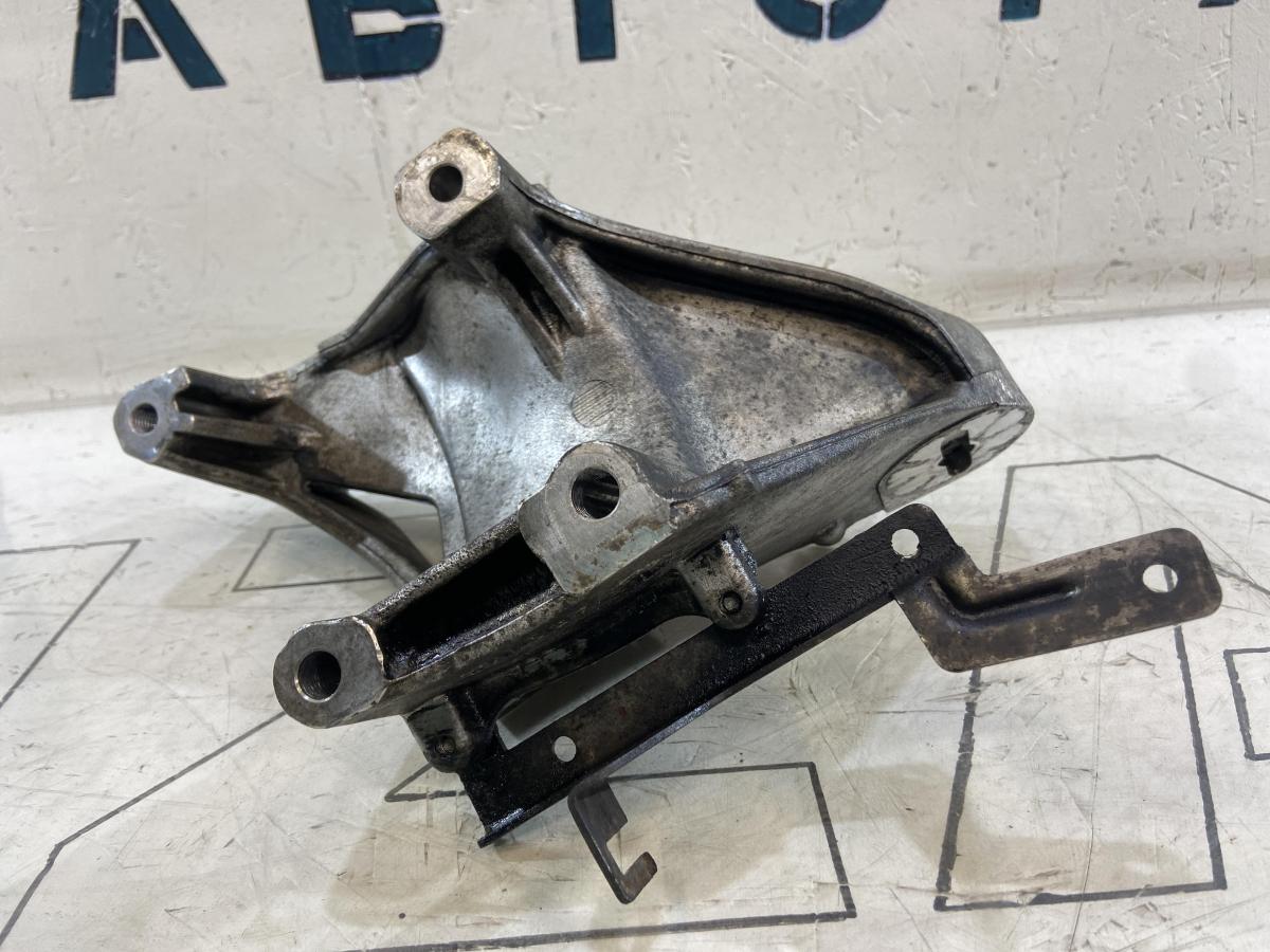 Кронштейн двигателя левый 070199307A Volkswagen Touareg I