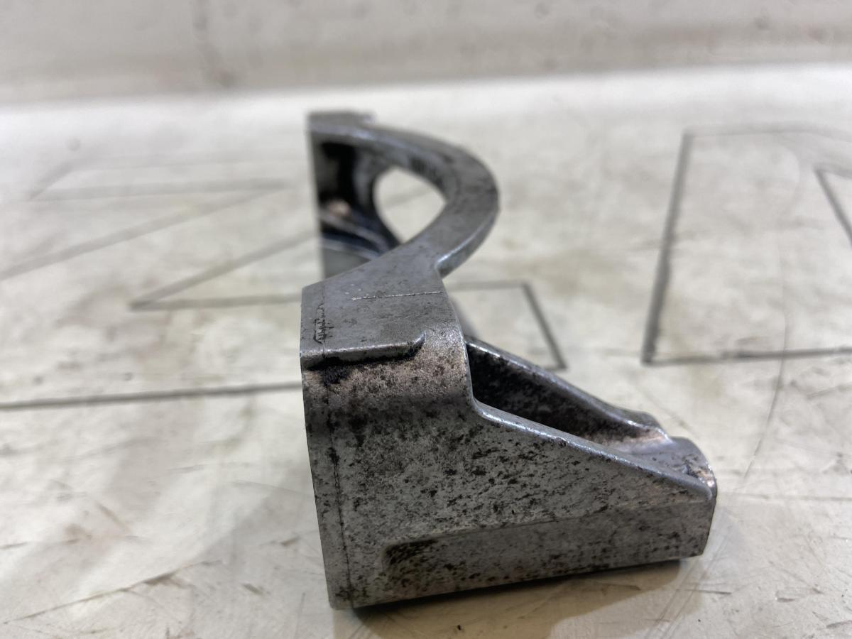 Крепление компрессора кондиционера 070260885A Volkswagen Touareg I