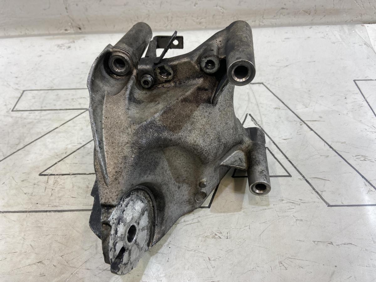 Опора 070199308A Volkswagen Touareg I