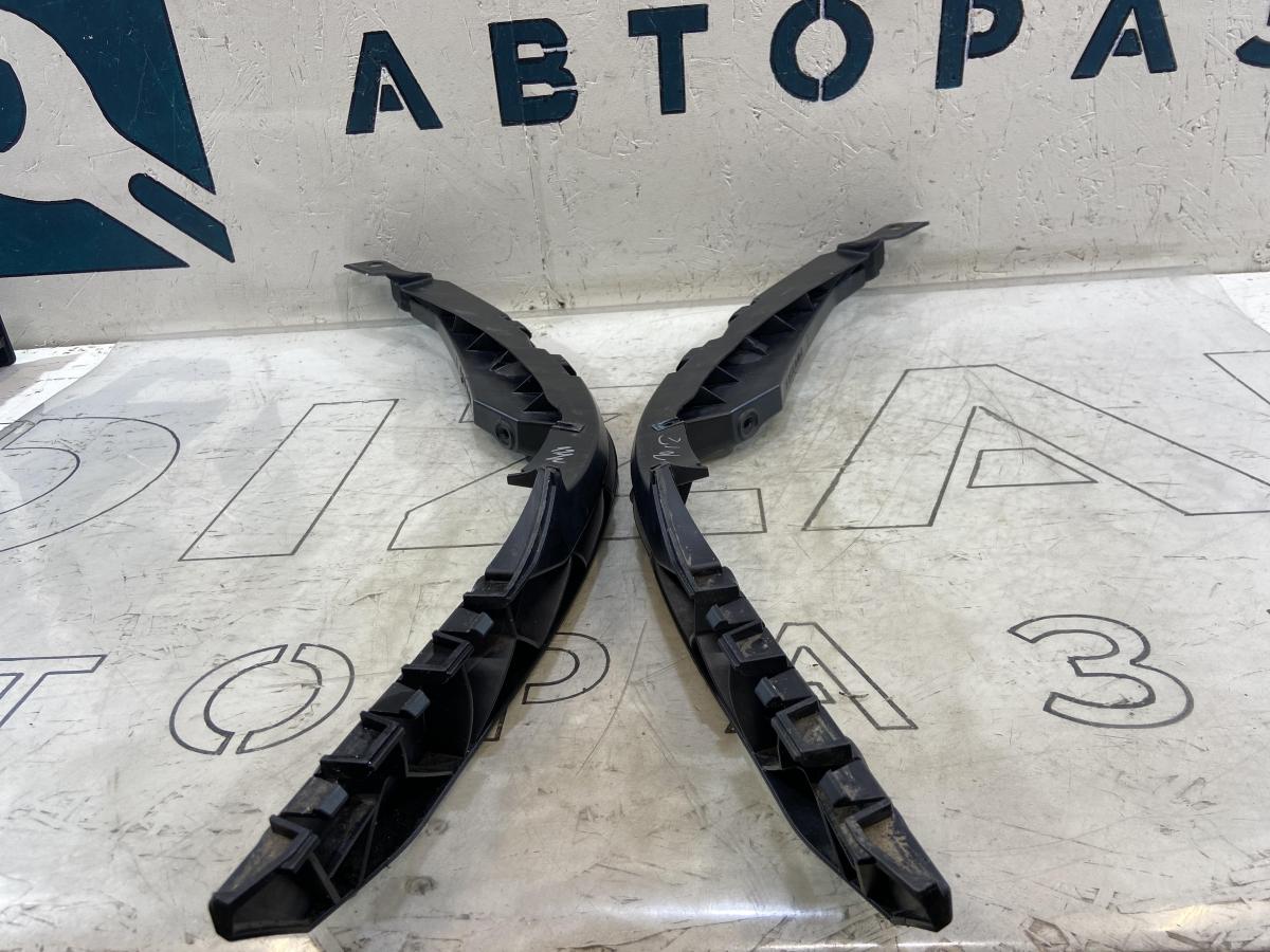 Кронштейн переднего бампера правый/левый 1Z0807184D Skoda Octavia II рест