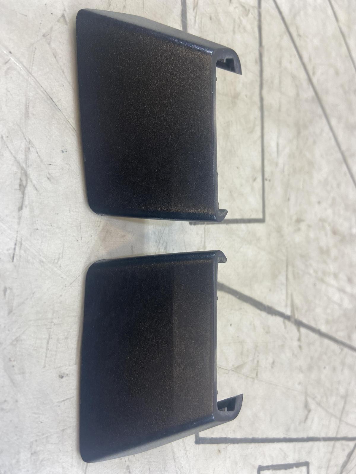 Накладка рейлинга ( заглушка ) левая/правая 1Z9860147 Skoda Octavia II рест