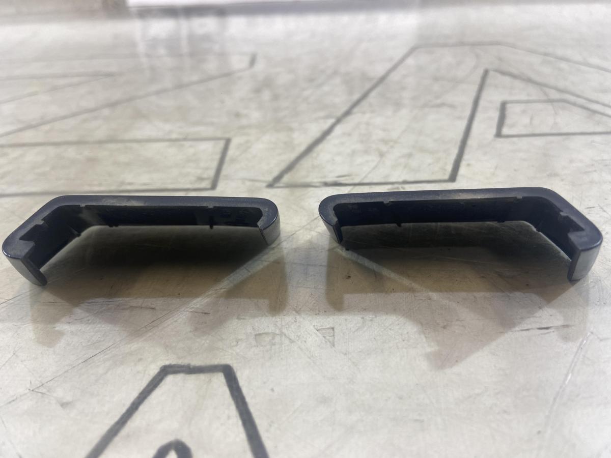 Накладка рейлинга ( заглушка ) левая/правая 1Z9860147 Skoda Octavia II рест