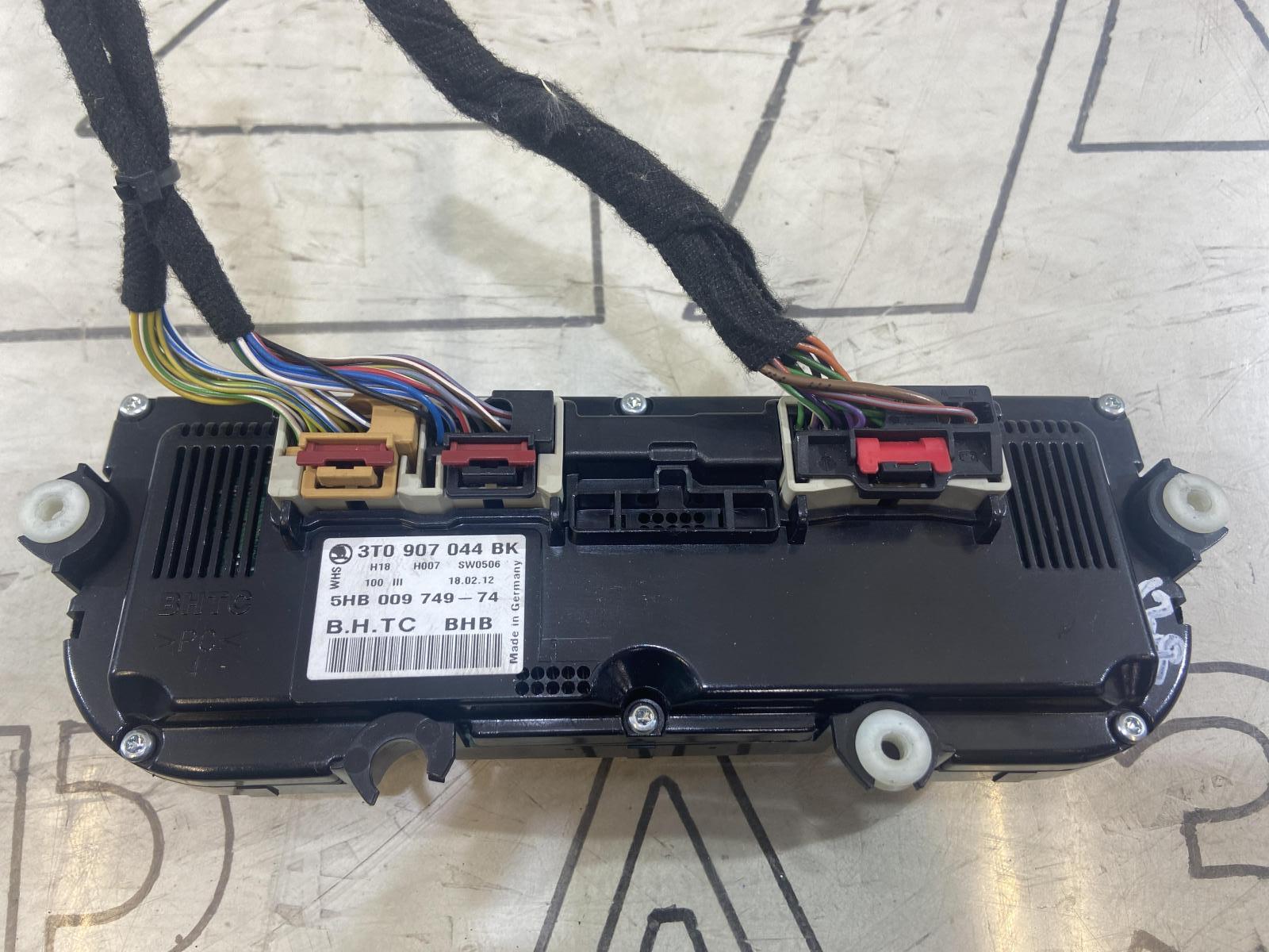 Блок управления климат контролем 3T0907044BK Skoda Octavia II рест