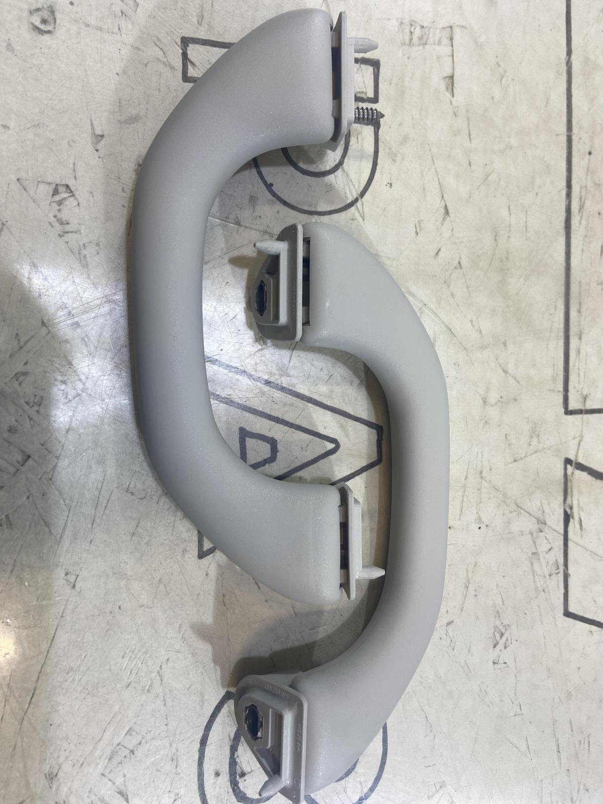 Ручки потолочные (комплект) 5J0857607 Skoda Octavia II рест