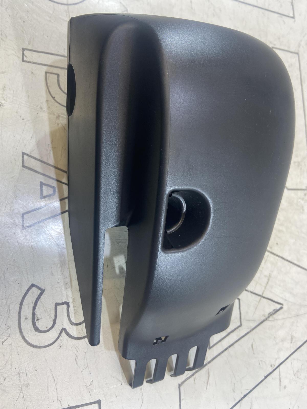 Кожух рулевой колонки 3T0858565 Skoda Octavia II рест