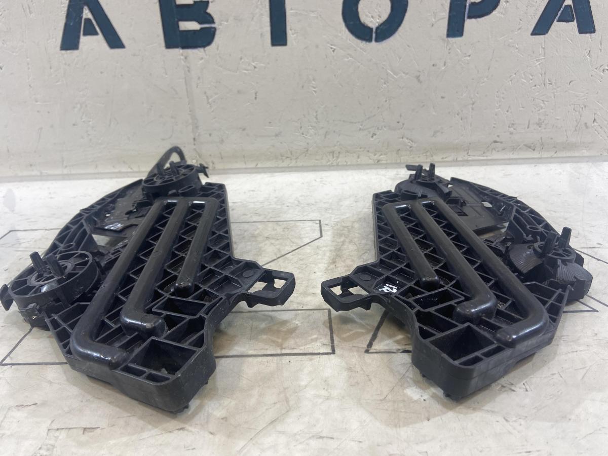 Кронштейн крепления фары левый 1Z0941613 Skoda Octavia II рест