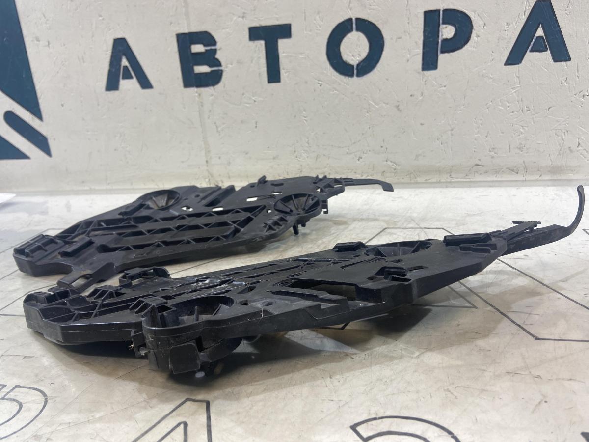 Кронштейн крепления фары левый 1Z0941613 Skoda Octavia II рест