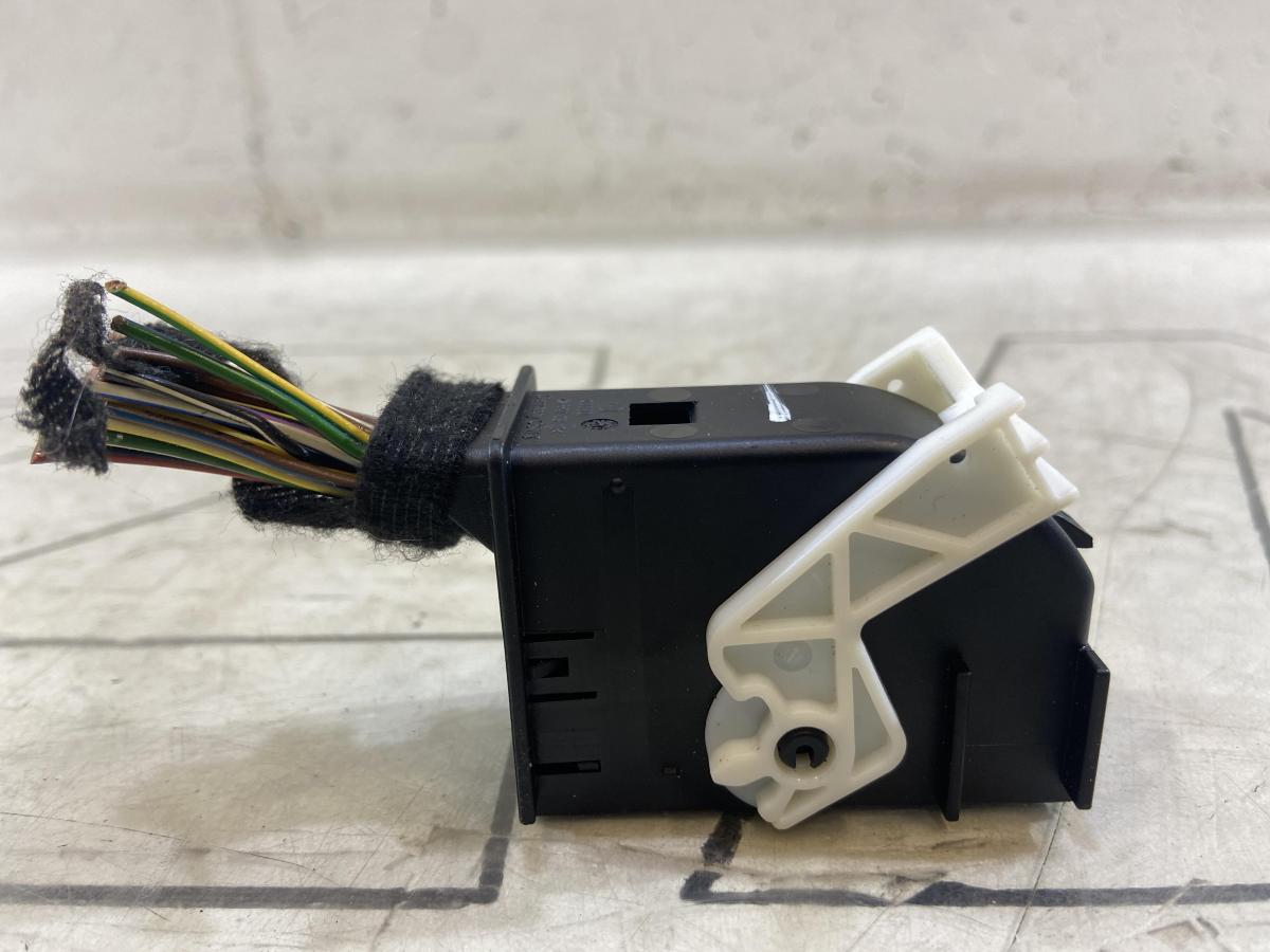 Корпус плоского разъёма с фиксатором контактов 1K0937702D Skoda Octavia II рест