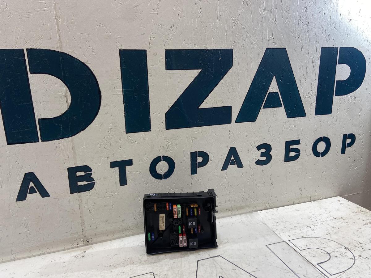 Центральный блок предохранителей для моторного отсека 1K0937125D Skoda Octavia II рест