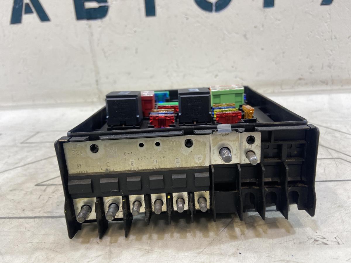 Центральный блок предохранителей для моторного отсека 1K0937125D Skoda Octavia II рест