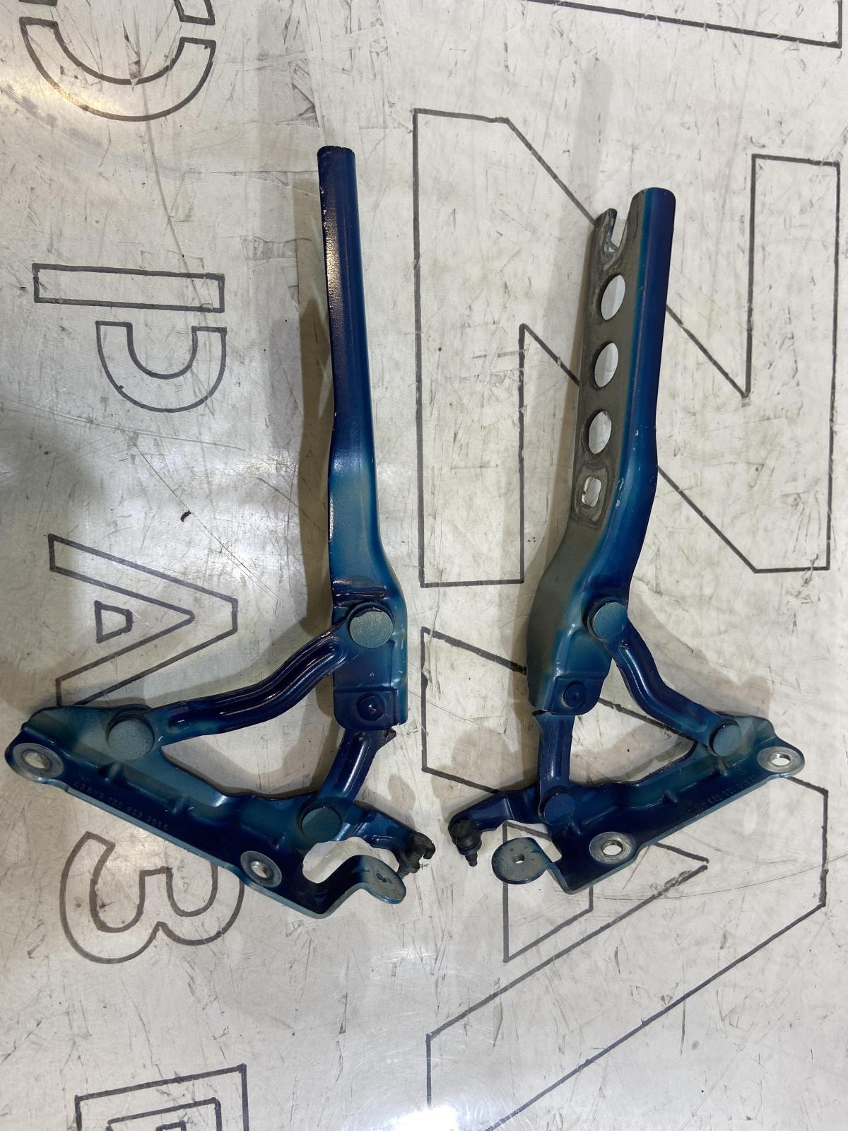 Петля капота левая/правая 1Z0823301C Skoda Octavia II рест