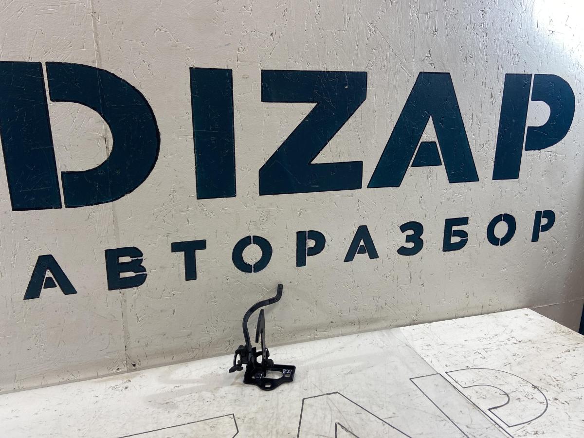 Крючок капота 1Z0823480 Skoda Octavia II рест