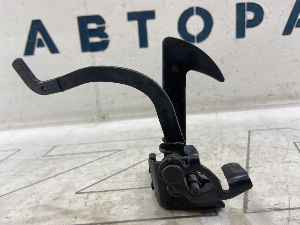 Крючок капота 1Z0823480 Skoda Octavia II рест