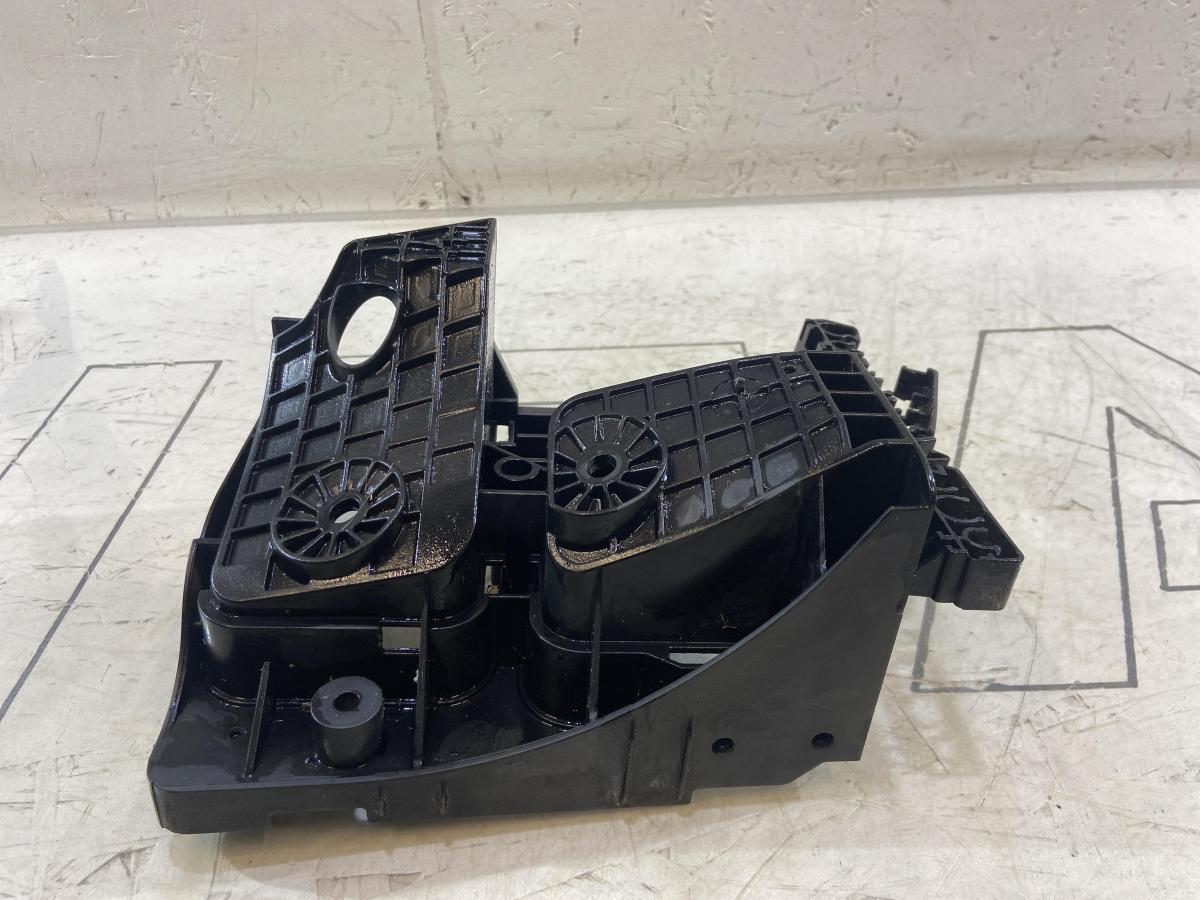 Кронштейн центрального  блока предохранителей 1K0907361C Skoda Octavia II рест