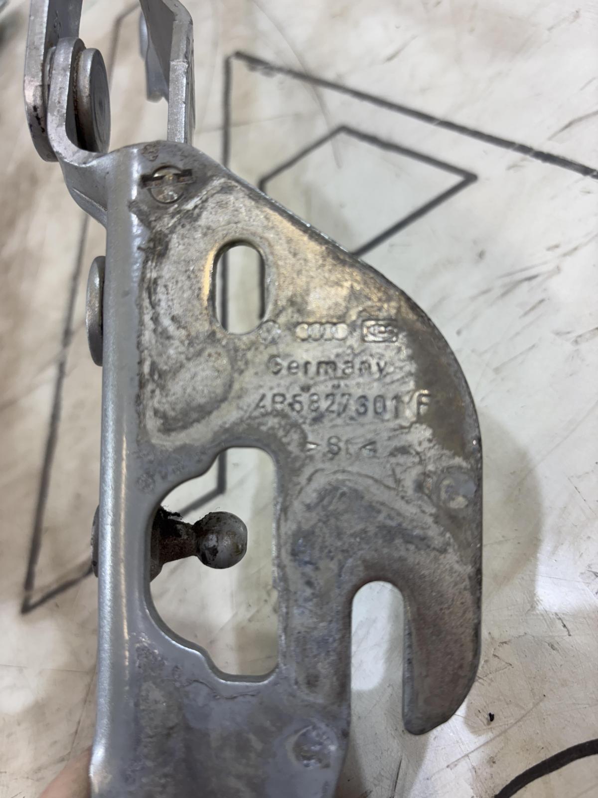 Петли крышки багажника левая правая 4B5827302F, 4B5827301F