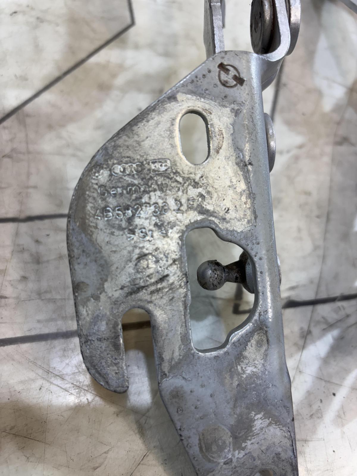 Петли крышки багажника левая правая 4B5827302F, 4B5827301F