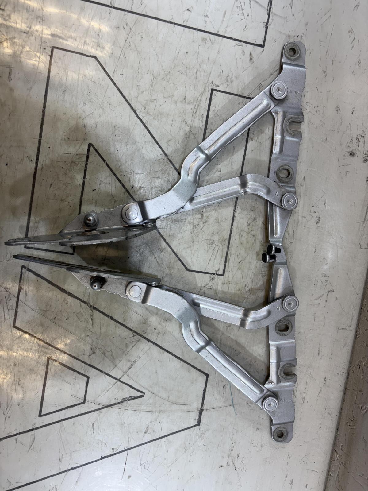 Петли крышки багажника левая правая 4B5827302F, 4B5827301F