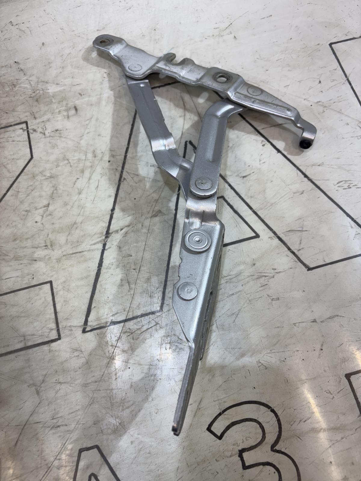 Петли крышки багажника левая правая 4B5827302F, 4B5827301F