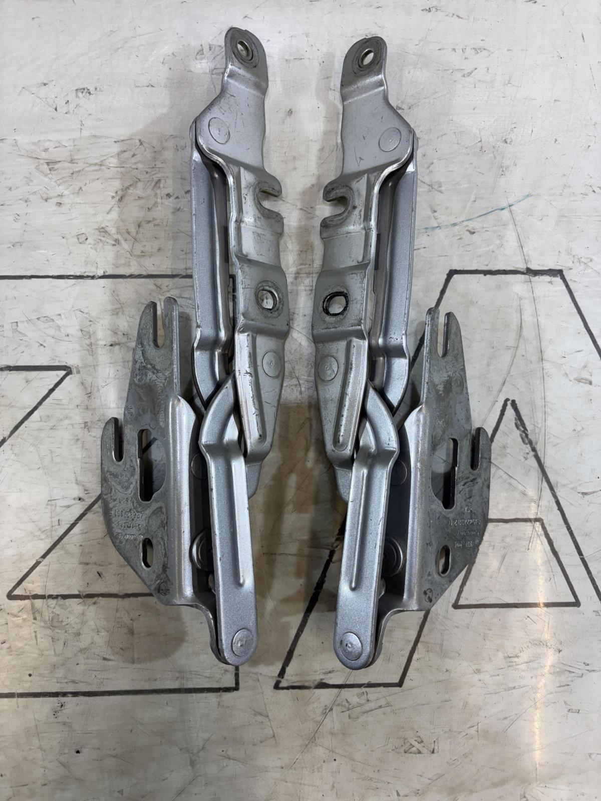 Петли крышки багажника левая правая 4B5827302F, 4B5827301F