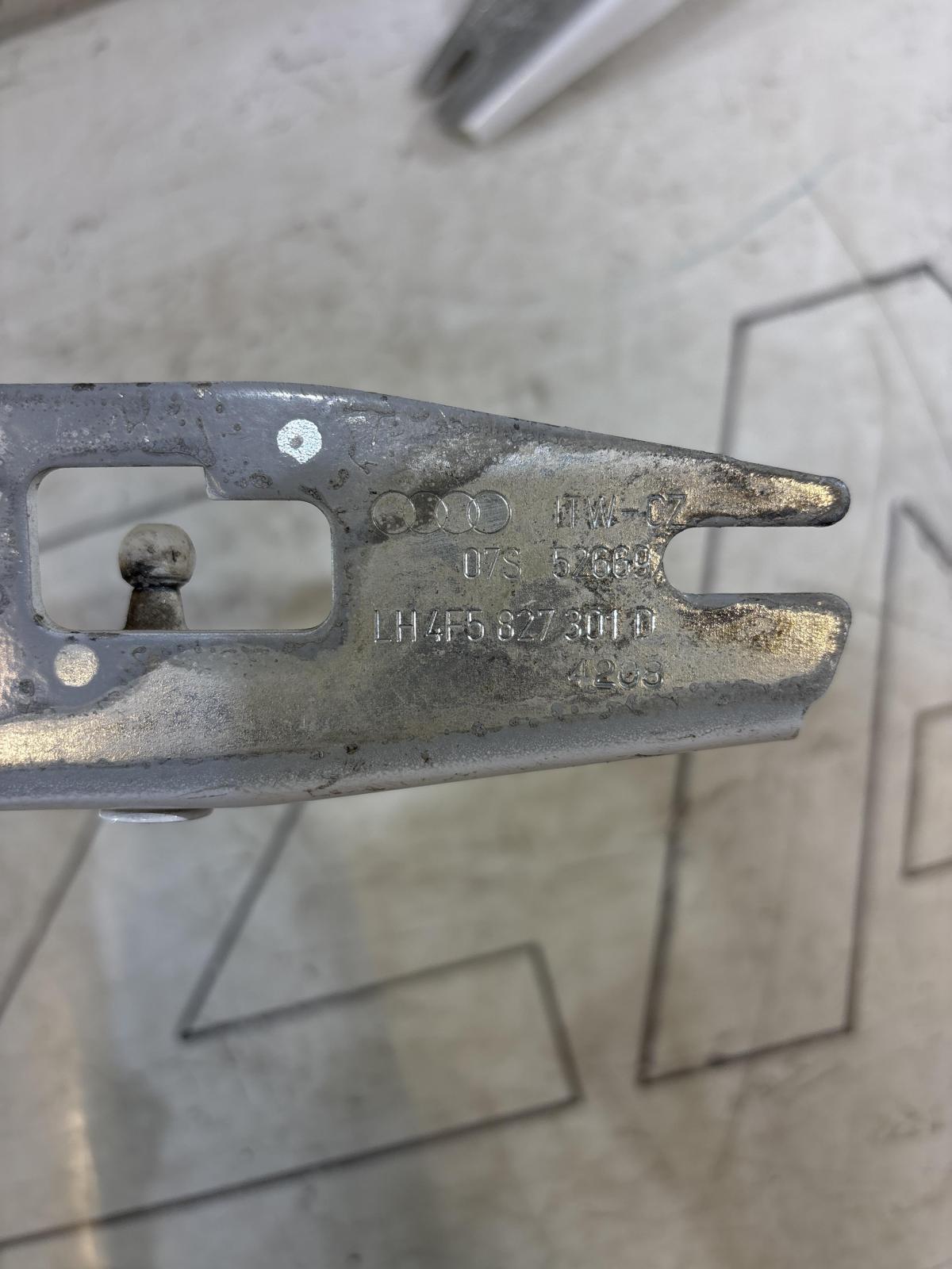 Петли крышки багажника  левая правая 4F5827301D, 4F5827302D