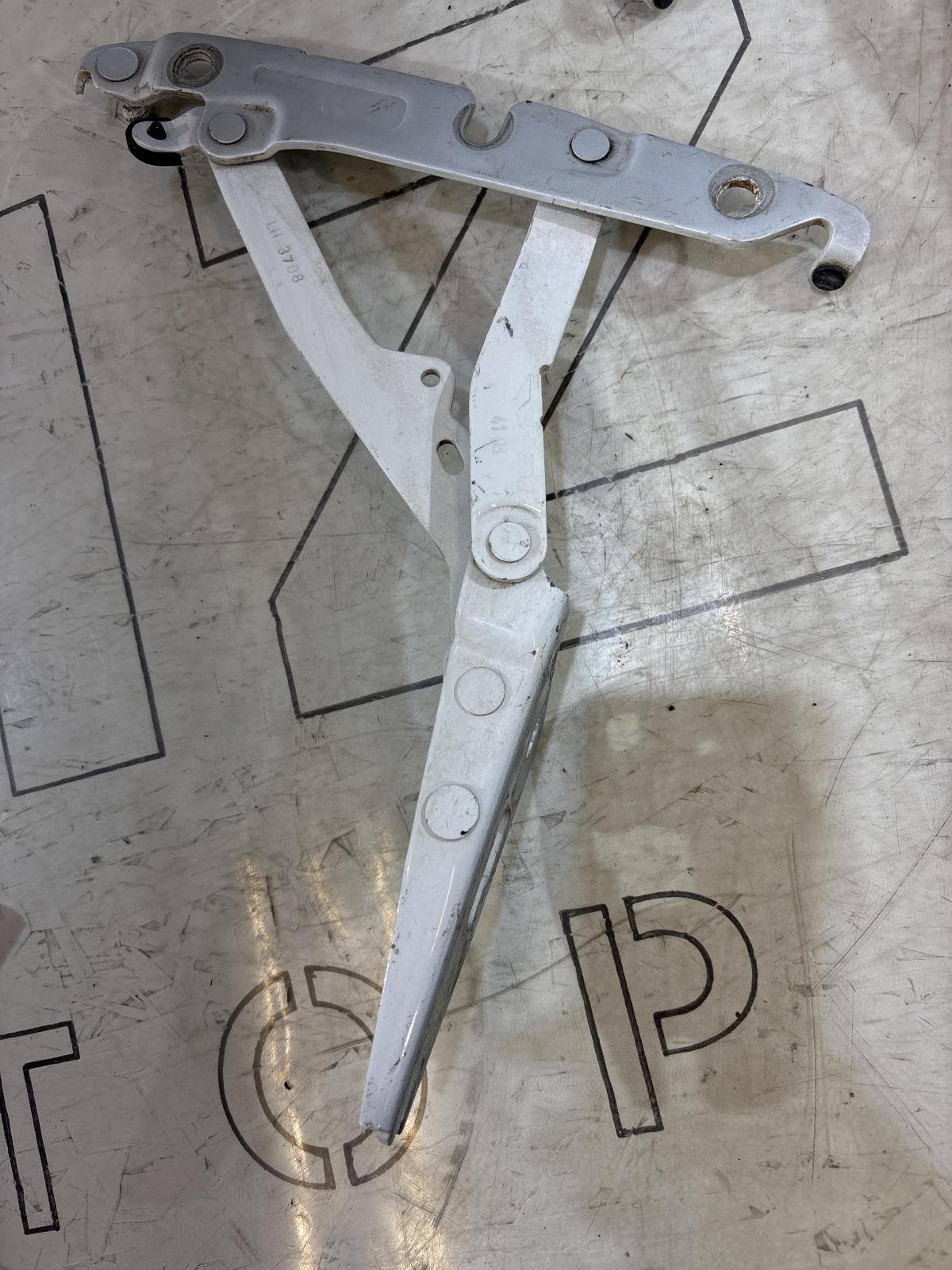 Петли крышки багажника  левая правая 4F5827301D, 4F5827302D