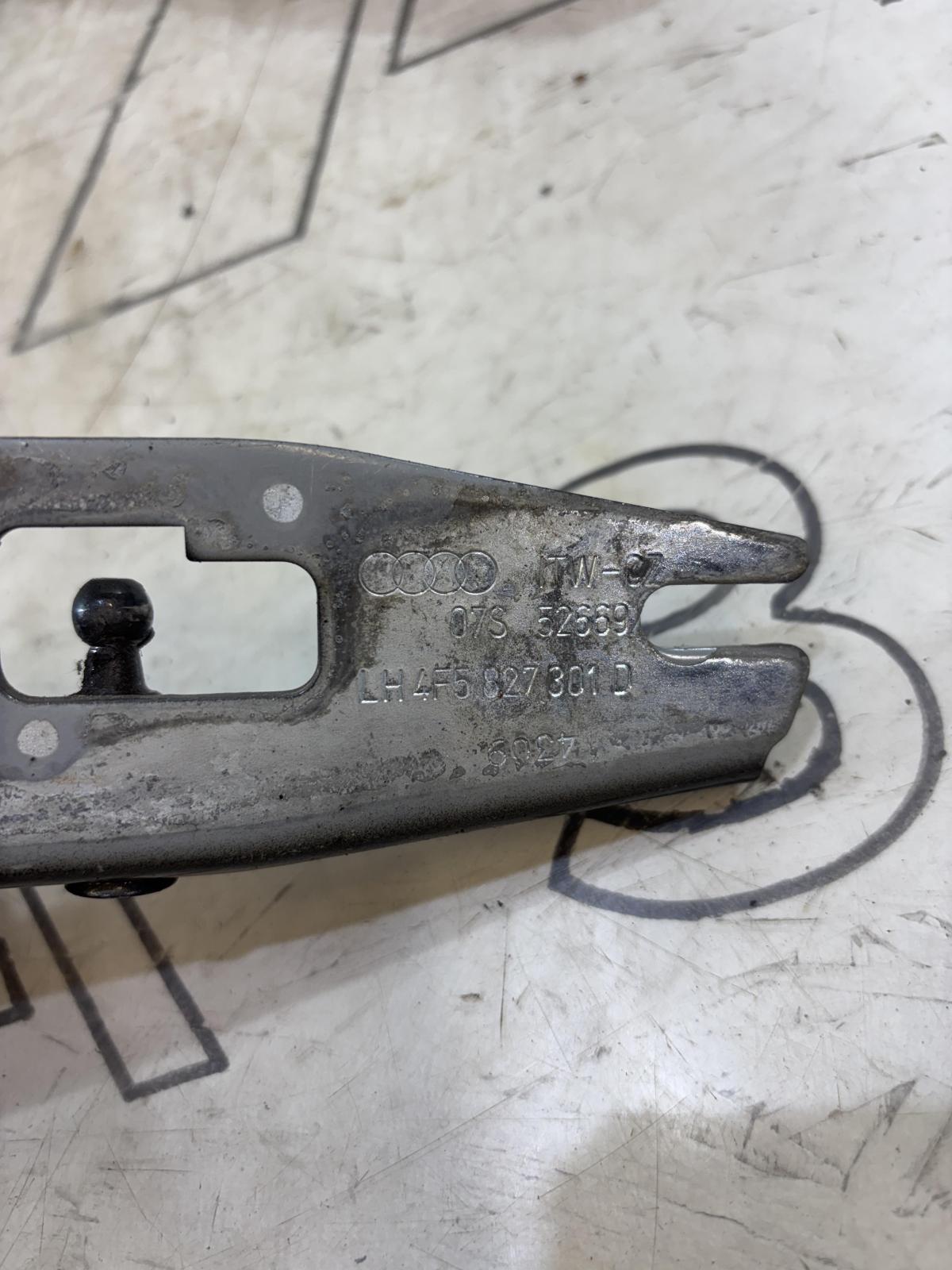 Петли крышки багажника левая правая 4F5827301D, 4F5827302D