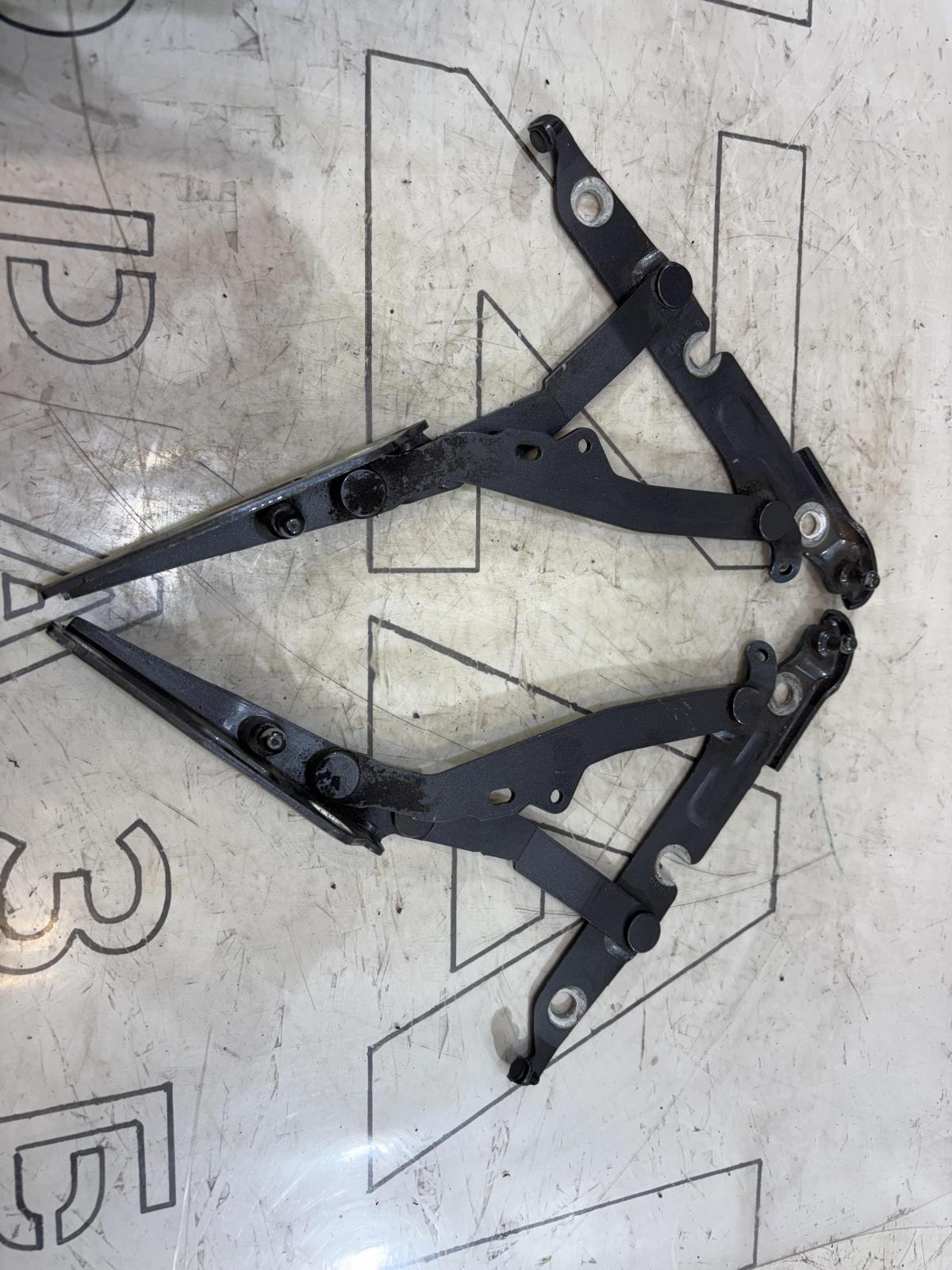 Петли крышки багажника левая правая 4F5827301D, 4F5827302D