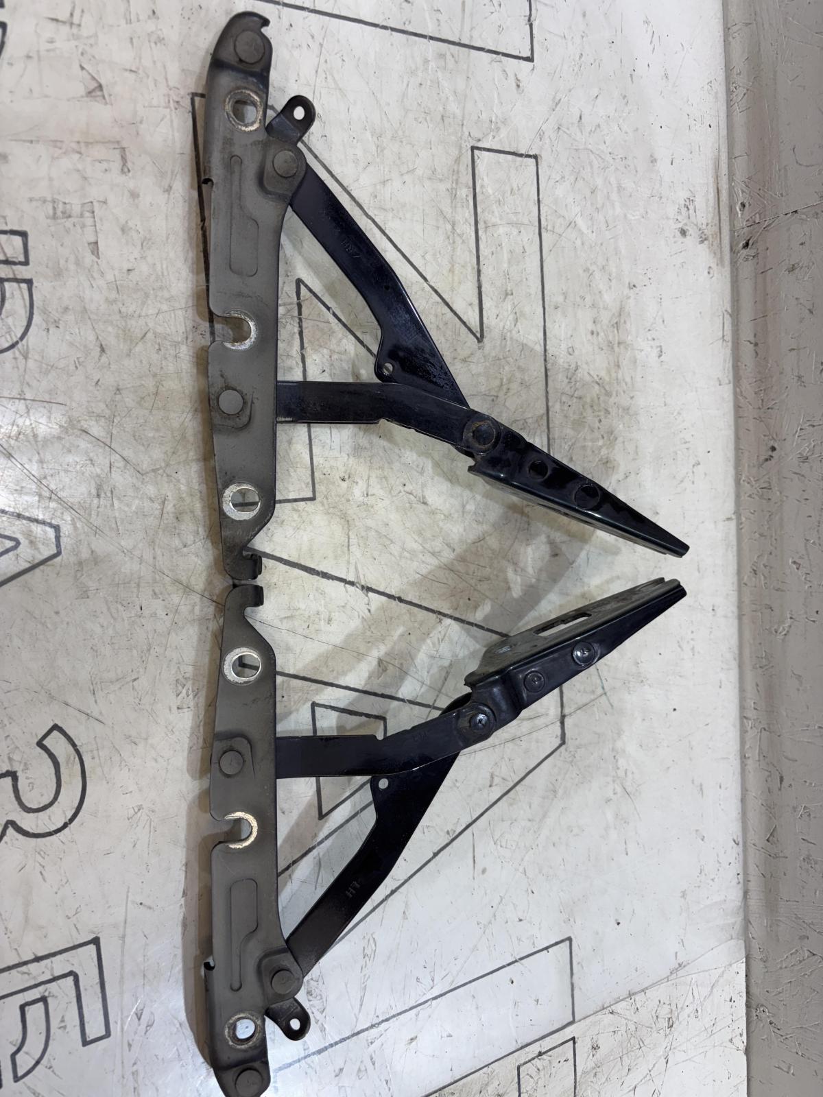 Петли крышки багажника  левая правая 4F5827302, 4F5827301