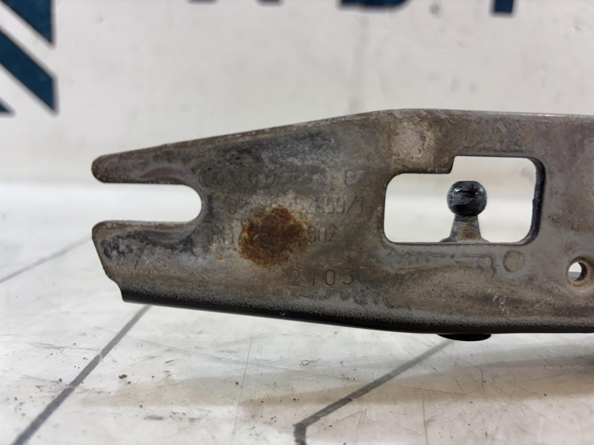 Петли крышки багажника  левая правая 4F5827302, 4F5827301