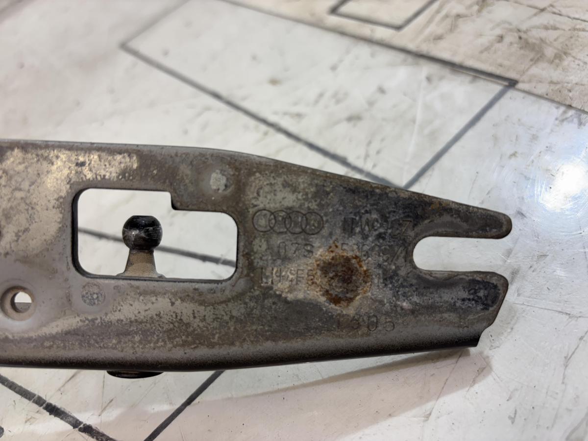 Петли крышки багажника  левая правая 4F5827302, 4F5827301